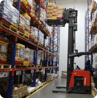 montacargas operando en el Centro de distribución